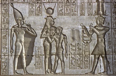 Altes Ägypten, Wandmalerei/Gravur, Isis stillt den jungen Pharao in Anwesenheit des göttlichen Kindes Ihy, während der Pharao ein Opfer darbringt, Tempel der Hathor, Dendera