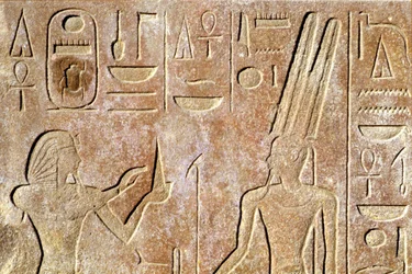 Altes Ägypten, Wandmalerei/Schnitzerei, Karnak/Luxor-Tempel, Hatschepsut bietet Amon Ra Brot an