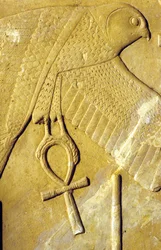 Altes Ägypten, Wandmalerei/Schnitzerei, Der Horusfalke trägt das Ankh, Symbol des Lebens, Karnak-Tempel, Luxor