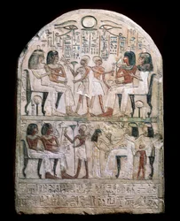 Ägyptische Antike: Stele mit einer Huldigungsszene für die Pharaonen