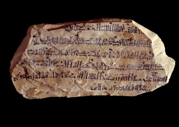 Kunst des alten Ägypten: hieratisches Ostrakon (oder Ostracon) (Plural: Ostraka oder Ostraca), Tonscherben, auf denen heilige Dinge niedergeschrieben sind. Neues Reich Ägyptens. Paris, Musée du Louvre