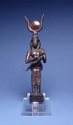 E.122-1954 Iris pflegt Horus (Vorderansicht) Ägyptisch, 715-525 v. Chr.