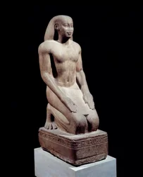 Ägyptische Antike: Statue von Nakhthorheb, Oberpriester. Quarzit-Skulptur um 590 v. Chr. 26. Dynastie, Regierungszeit von Psammetich (595-529 v. Chr.) Paris, Louvre Museum
