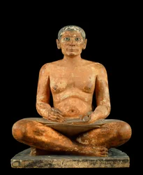 Ägyptische Antiquitäten: Der hockende Schreiber. Statue aus Kalkstein, Alabaster und Bergkristall. Aus Sakkara (um 2620 - 2350 v. Chr.). 4. oder 5. Dynastie. Louvre Museum, Paris