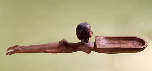 Ägyptische Antiquität: Hölzerner Kosmetiklöffel, genannt „Nackte Schwimmerin mit einer Ente“. 18. Dynastie, Neues Reich. Paris, Louvre