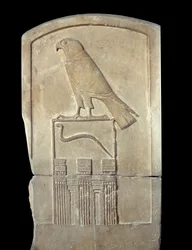 Detail einer Stele aus Kalkstein des Schlangenkönigs mit Darstellung des Gottes Horus. Aus Abydos. Thinitenzeit (ca. 3100-2700 v. Chr.). Paris, Musée du Louvre