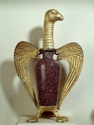 Als „Adler“ bekannte Vase von Suger (Abt Suger): eine unter dem Römischen Reich in Ägypten gefertigte Vase, montiert auf einer goldenen und silbernen Halterung in Gestalt eines Adlers, die im 12. Jahrhundert in Saint-Denis angefertigt wurde. Sie gehört