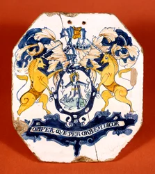 Apothekertafel mit dem Wappen und Motto der Worshipful Society of Apothecaries of London (Keramik)