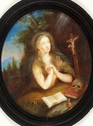Maria Magdalena lehnt an einem Ufer, ihre Augen auf ein Kruzifix gerichtet