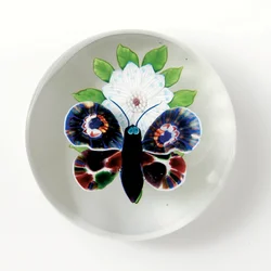 Baccarat Schmetterling und Blumen Gewicht, das Insekt mit tiefviolettem Körper, hellblaugrauen Augen und Antennen
