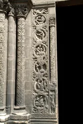 Gotische Kunst: Pfeiler des rechten Portals der Westfassade der Basilika von Saint Denis, der die Feldarbeit darstellt. Saint-Denis, Frankreich