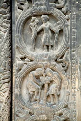 Gotische Kunst: Piedroit des rechten Portals der Westfassade der Basilika Saint Denis, das die Feldarbeit darstellt: April (oben) und März (unten). Saint-Denis, Frankreich