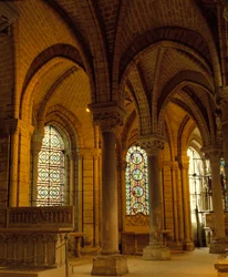 Gotische Kunst: Gewölbeschlüssel und Rippen, Umgang der Basilika von Saint Denis (Saint Denis)