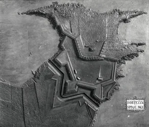 Reliefkarte der venezianischen Festung in Spinalonga, Kreta im Jahr 1619 (s/w Foto)