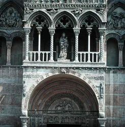 Westfassade, begonnen in den 1130er Jahren und abgeschlossen im 15. Jahrhundert (Detail)