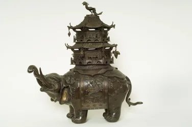Figur eines Elefanten mit Howdah-Tuch, aufwendigem Sattelgurt und einem Pagodengebäude