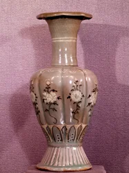 Koreanische Kunst: Keramikvase mit Blumendekor. Koryo-Periode. 12. Jahrhundert. Museum der Schönen Künste, Duksoo-Palast, Korea