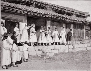 Bogenschützen im alten Palast von Seoul, Korea, Ende des 19. Jahrhunderts