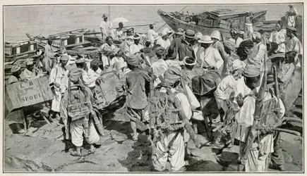 Koreanische Träger im Hafen von Chemulpo (Südkorea), Entladen der Dschunken - Illustration nach einer Fotografie aus dem 19. Jahrhundert von J. de Pange, aus Reisen in Korea von Dr. Hagen