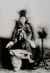 Koreanische Frau im traditionellen Hochzeitskleid