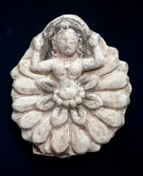 Wiedergeburt einer Lotusblume. Geschnitztes Motiv, undatiert. Nationalmuseum von Korea, Seoul (Südkorea).