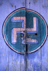 Symbol des Buddhismus an einem der Tore des Tempels „Tongdosa“ in der Region Busan in Korea.