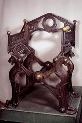 Merowingische Kunst: Armstuhl oder Thron Dagoberts I. (602/605-638). Im 7.-9. Jahrhundert aus vergoldeter Bronze gefertigt. Aus dem Schatz der Abtei Saint-Denis. Paris, B.N.