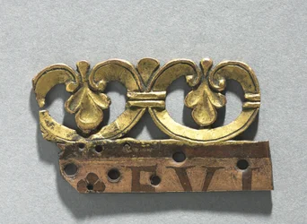 Fragment eines Zierkamms von einem Reliquienschrein, ca. 1165-1180 (vergoldetes Kupfer, braune Emaille)