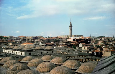 Panoramablick auf Istanbul mit Kuppeln des Großen Basars