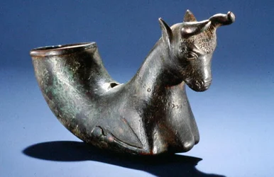 Stier mit gefalteten Beinen, ca. 550-330 v. Chr. (Bronze)