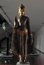Abhyamudra-Buddha im Lopburi-Stil