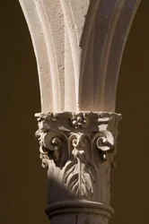 Detail einer Säule im Kreuzgang des Klosters Santo Domingo
