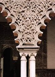 (Detail) eines der polyloben Bögen aus dem Patio de las Doncellas