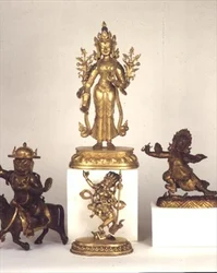 Sino-tibetische vergoldete Messingfigur von Padmapani; osttibetische vergoldete Bronzefigur von Dam-can Dor-je Legs-pa; sino-tibetische Figur von Syamatara; polychrome Figur von Vajravavali