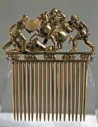 Skythische Kunst: Goldkamm mit Kampfszenen von skythischen Kriegern. Aus dem Tumulus von Solokha in Russland (heute Ukraine). 5.-4. Jahrhundert v. Chr. Eremitage-Museum, Sankt Petersburg