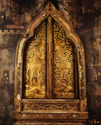 Bibliotheksfenster, das Ausländer darstellt