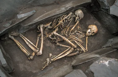 Die Knochen von zwei Skythen liegen in einem 3000 Jahre alten Grab bei Arzhan-2. (2003)