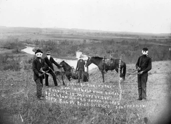 Der „Stacheldrahtkrieg“ in Nebraska 1884-1885: Ranchbesitzer versuchen, Land von Bauern zu nehmen, indem sie sich gegen die Stacheldrahtabgrenzung wehren - Foto von Solomon D. Butcher