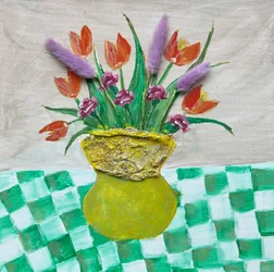Helle Blumen auf kariertem Tisch