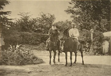 Der russische Autor Leo Tolstoi reitet in Jasnaja Poljana, nahe Tula, Russland, 1900