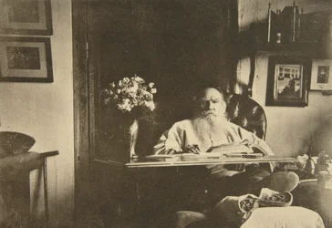 Russischer Autor Leo Tolstoi mit einem kranken Bein, Russland