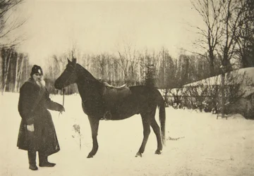 Der russische Autor Leo Tolstoi mit einem Pferd, Jasnaja Poljana, bei Tula, Russland, 1905