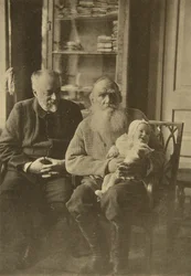 Russischer Autor Leo Tolstoi mit seinem Schwiegersohn und seiner Enkelin, Russland, ca. 1905-1906