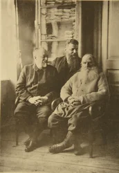 Der russische Autor Leo Tolstoi mit dem Politiker Michail Stachowitsch und Michail Suchotin, Russland, 1900er