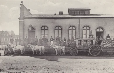 Historische Ansichten, der letzte Wagen mit englischer Post und altes Postamt (s/w Foto)