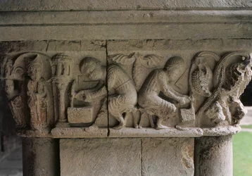 Detail eines Kapitells, das Steinmetze bei der Arbeit darstellt