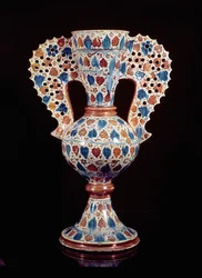 Zinnglasierte Vase mit Lüsterdekor, hispano-maurisch, Valencia, 3. Viertel des 15. Jahrhunderts