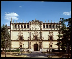 Ansicht der plateresken Fassade der alten Universität von Alcalá