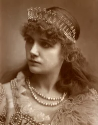 Marion Hood, britische Sopranistin und Musical-Theatersängerin, 1884