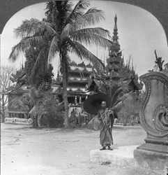 Buddhistisches Kloster als Priesterheim und Schule genutzt, Mandalay, Burma, 1908